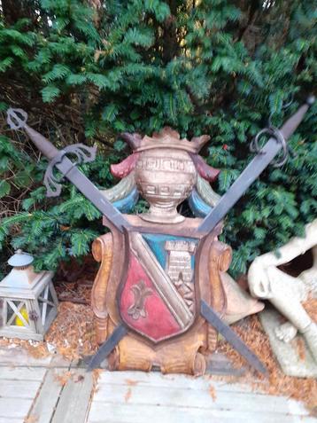 Antiek Wandschild met Spaanse Zwaarden beschikbaar voor biedingen