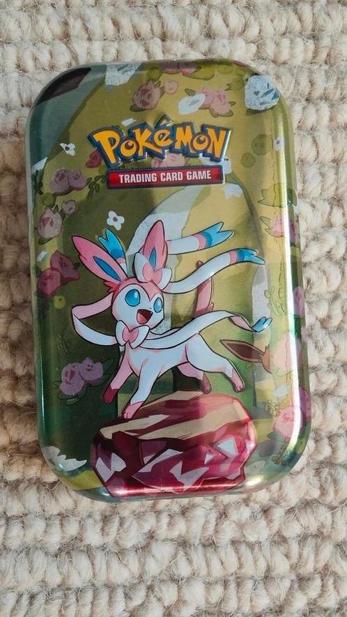 Sealed Pokémon TCG: Scarlet & Prismatic Evolution Mini Tin, Hobby en Vrije tijd, Verzamelkaartspellen | Pokémon, Nieuw, Booster