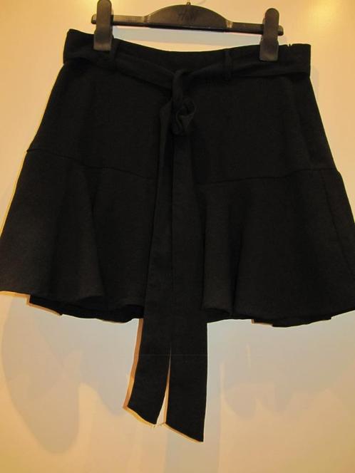 Zwart rokje Stradivarius maat M, Kleding | Dames, Rokken, Zo goed als nieuw, Maat 38/40 (M), Zwart, Boven de knie, Ophalen of Verzenden