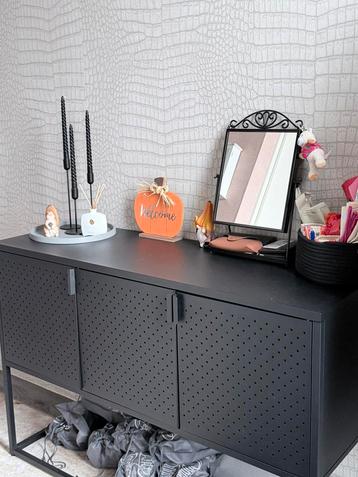 Zwarte Jysk kast met spiegel – modern en in goede staat beschikbaar voor biedingen