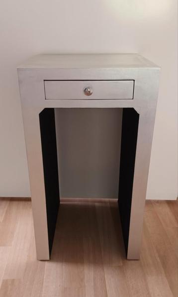 Nachtkastje/bijzettafeltje met lade. Zilvergrijs. beschikbaar voor biedingen