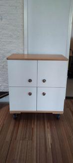 Kastje met deurtjes op wieltjes, Ophalen, Minder dan 50 cm, Overige houtsoorten, Modern