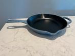 Le Creuset Skillet 26cm Chambray Bleu Nieuw, Gietijzer, Nieuw, Ophalen of Verzenden, Keramische plaat