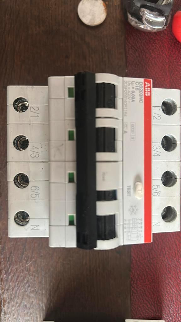 Abb ds203c c16 c32 alamat aardlekautomaat (laadpaal), Hobby en Vrije tijd, Elektronica-componenten, Zo goed als nieuw, Ophalen of Verzenden