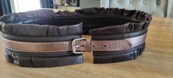 Elegante bruine tailleriem met bronskleurig accent beschikbaar voor biedingen