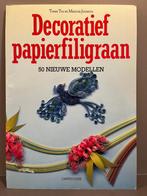 Decoratief papierfiligraan - Trees Tara en Malinda Johnston, Boeken, Gelezen, Trees Tara, Ophalen of Verzenden, Scrapbooking en Knutselen