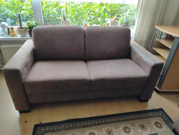 Twee suede leren 3-zits bankstellen beschikbaar voor biedingen