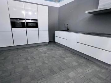 Luxe witte Hacker Systmat keuken met siemens apparatuur. beschikbaar voor biedingen