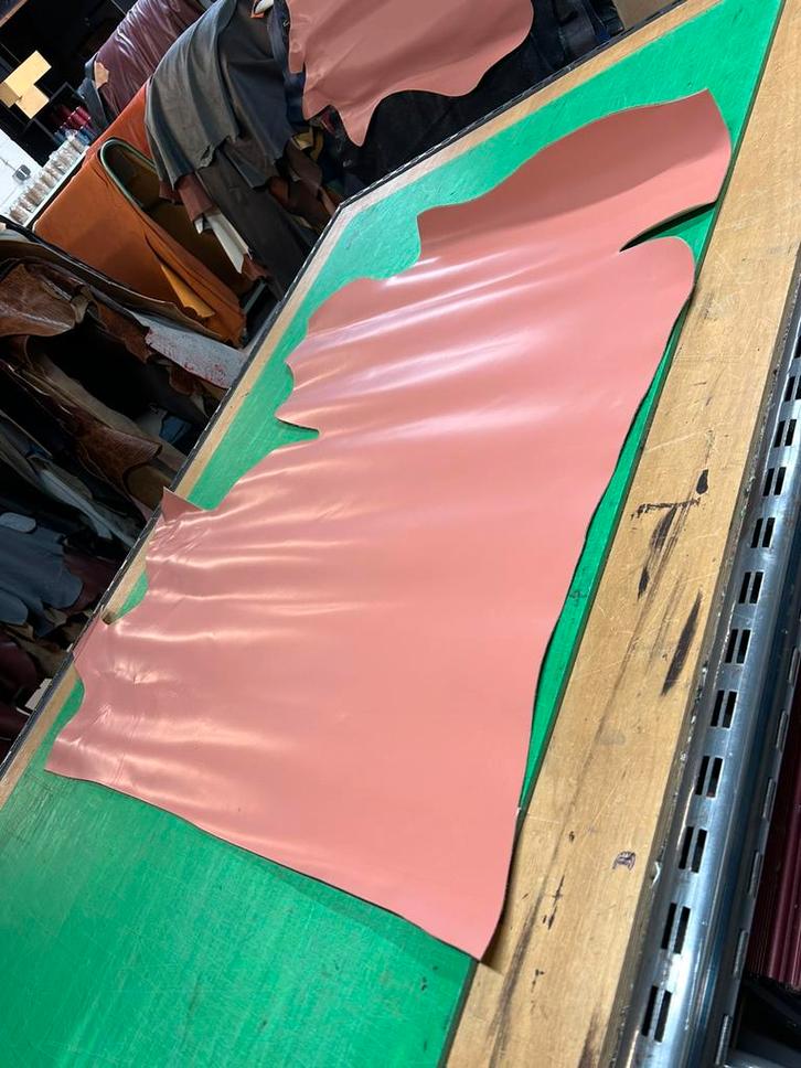 Roze kleur Italiaanse leer lappen 1,5 mm stug&glad A448/449, Hobby en Vrije tijd, Stoffen en Lappen, Zo goed als nieuw, Leer of Kunstleer