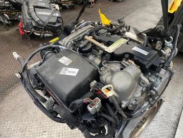 Motor van een Mercedes E-Klasse beschikbaar voor biedingen