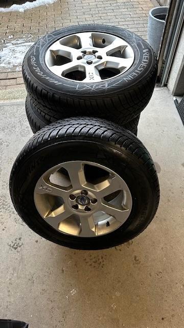 Winterbanden met originele Volvo XC60 Sargas velgen 17 inch, Auto-onderdelen, Banden en Velgen, Velg(en), Winterbanden, 17 inch