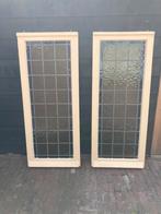 2 glas in lood ramen geel/paars ongeveer: 53,5 cmbij 131 cm, Doe-het-zelf en Verbouw, Glas en Ramen, Ophalen, Gevelraam of Ruit