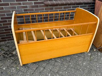 Vintage houten kinderbed / ledikant beschikbaar voor biedingen