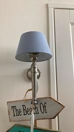 2 leuke lampjes met lichtblauwe kapjes., Huis en Inrichting, Lampen | Wandlampen, Overige materialen, Gebruikt, Landelijk, Ophalen of Verzenden
