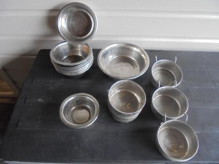 te koop diverse voerbakjes, Dieren en Toebehoren, Vogels | Toebehoren, Zo goed als nieuw, Eten en Drinken, Ophalen
