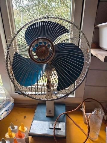 Prachtige grote vintage tafel ventilator werkt goed beschikbaar voor biedingen