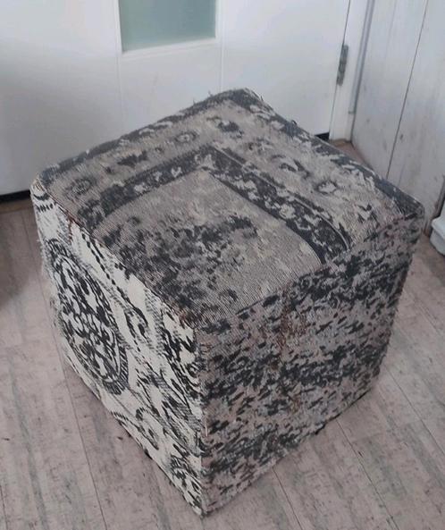 Stevige Poef met brocante bekleding 40x40x45 cm, Huis en Inrichting, Banken | Voetenbanken en Poefen, Gebruikt, Minder dan 50 cm