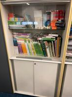 4 vitrinekasten eromes boven glas onder gesloten deuren, Ophalen, Zo goed als nieuw, 25 tot 50 cm, Glas