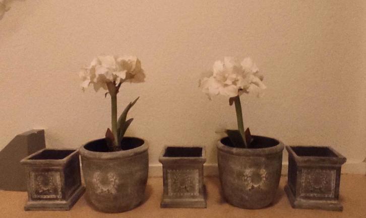 Steen grijze aardewerken plantenpotten + kunstbloemen, Tuin en Terras, Bloempotten, Ophalen