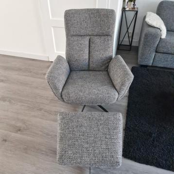 Draaifauteuil met hocker beschikbaar voor biedingen