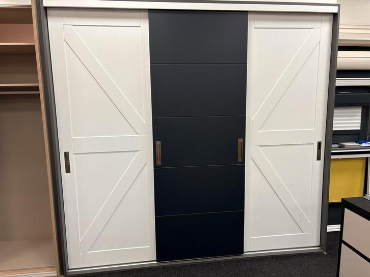 Moderne Schuifkast raffito 265 breed, Huis en Inrichting, Kasten | Kledingkasten, Zo goed als nieuw, 200 cm of meer, 200 cm of meer