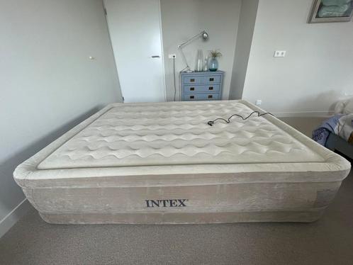 Intex Queen Ultra Plush luchtbed met pomp, Caravans en Kamperen, Luchtbedden, Nieuw, 2-persoons, Ingebouwde pomp, Ophalen of Verzenden
