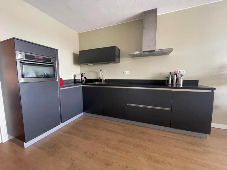 Moderne Mat antraciet hoekkeuken incl Aeg APPRT GEDEMONTEERD, Huis en Inrichting, Keuken | Complete keukens, Zo goed als nieuw