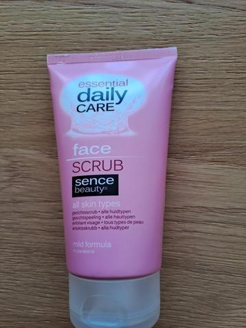 Essential daily care face scrub beschikbaar voor biedingen
