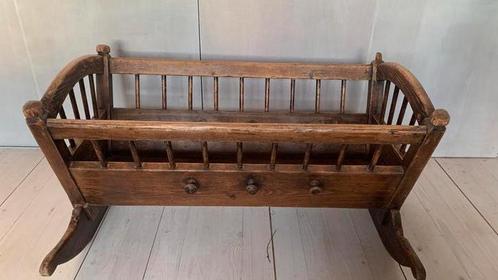 Antiek houten babybedje – unieke blikvanger met karakter, Antiek en Kunst, Antiek | Meubels | Bedden, Ophalen