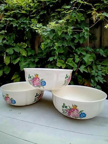 Schaal met veldbloemen decor, P Regout... beschikbaar voor biedingen