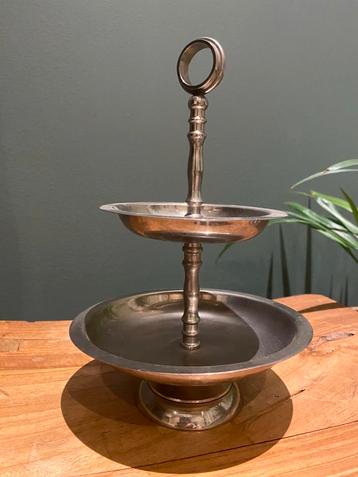 Kleine metalen (?) etagere beschikbaar voor biedingen