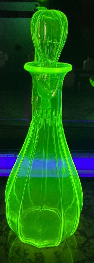 Mooie karaf in uraniumglas, Antiek en Kunst, Antiek | Glas en Kristal, Ophalen of Verzenden