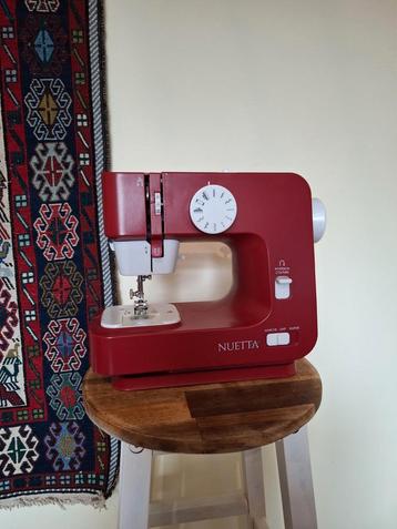 Rode beginners naaimachine van Nuetta beschikbaar voor biedingen
