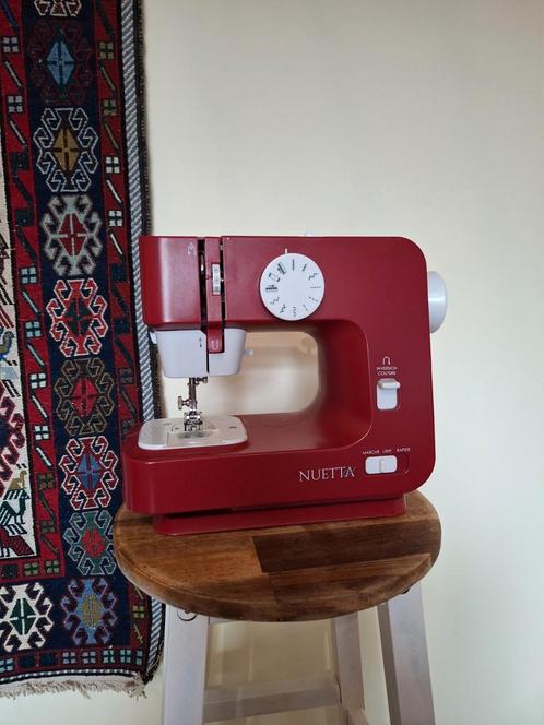 Rode beginners naaimachine van Nuetta, Hobby en Vrije tijd, Naaimachines en Toebehoren, Zo goed als nieuw, Overige merken, Ophalen