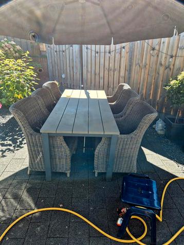 Tuinset met 6 rotan stoelen en houtlook tafel beschikbaar voor biedingen