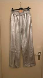 Nieuw zilverkleurige broek maat M merk Refined Department, Maat 38/40 (M), Overige kleuren, Nieuw, Ophalen of Verzenden