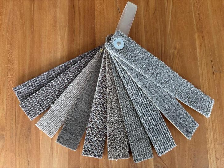 Bunch met staaltjes tapijt / vloerbedekking - grijs / bruin, Huis en Inrichting, Stoffering | Tapijten en Kleden, Zo goed als nieuw