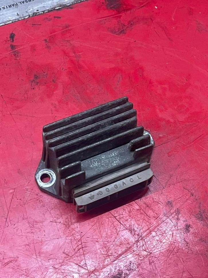 Piaggio / Gilera 2T 125-180cc Spanningsregelaar, Fietsen en Brommers, Brommeronderdelen | Algemeen, Gebruikt, Overige typen, Ophalen of Verzenden