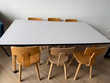 Retro kleutertafel met 6 stoeltjes beschikbaar voor biedingen