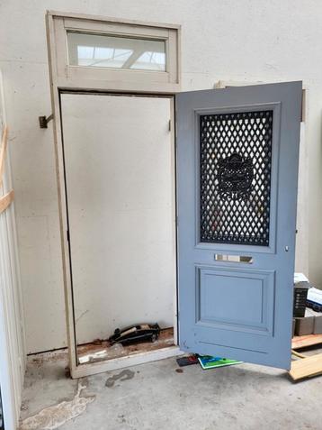 voordeur met kozijn driepuntssluiting nieuw met rooster en d beschikbaar voor biedingen