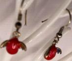 ZILVERKLEURIGE ENGELEN OORBELLEN MET VLEUGELS EN ROOD BUIKJE, Sieraden, Tassen en Uiterlijk, Oorbellen, Overige materialen, Hangers