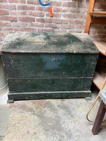 Oude houten gereedschapskist met inhoud beschikbaar voor biedingen