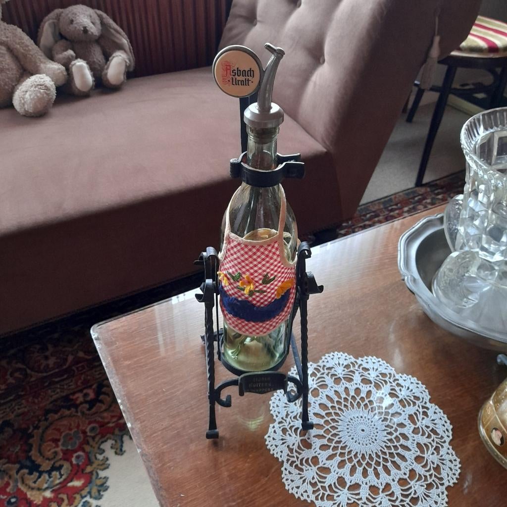 Asbach Uralt fles in schenker, Ophalen