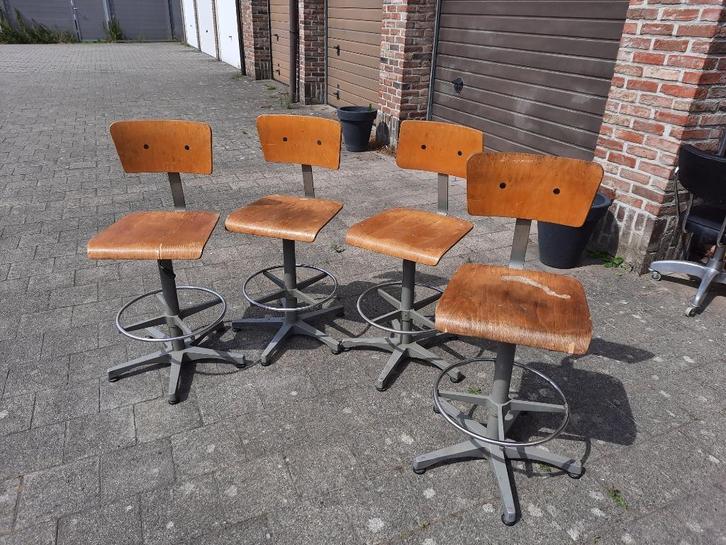 4 vintage Co.fe.mo (Italy) industriële bureastoelen, Huis en Inrichting, Stoelen, Gebruikt, Vier, Hout, Metaal, Bruin, Ophalen