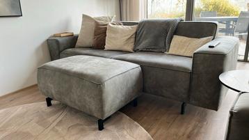 Grijze driezitsbank incl. hocker