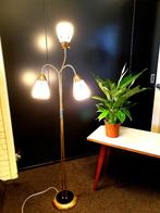 Vintage Sixties Staande  Lamp met Elegante Melkglazen Kelken, Huis en Inrichting, Lampen | Vloerlampen, Midcentury sixties seventies