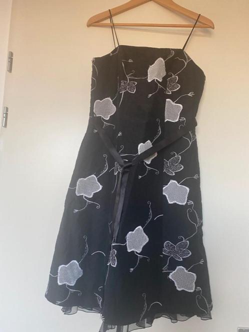 De stijlvolle decolleté jurk, Kleding | Dames, Jurken, Zo goed als nieuw, Maat 38/40 (M), Zwart, Knielengte, Ophalen of Verzenden