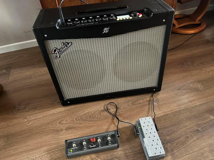Fender Mustang 4 met volume en patch pedaal, Muziek en Instrumenten, Versterkers | Bas en Gitaar, Zo goed als nieuw, 100 watt of meer