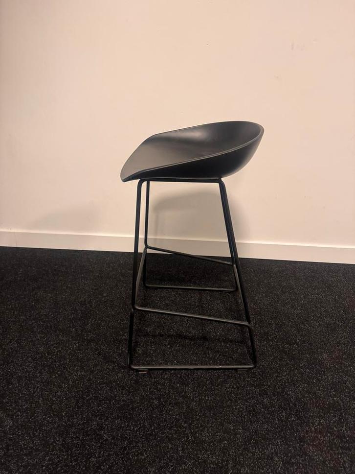 HAY Barkruk - Stijlvol Design - 2 stuks, Huis en Inrichting, Barkrukken, Gebruikt, 60 tot 90 cm, Kunststof, 1 kruk, Met voetsteun
