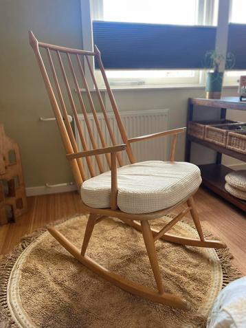 Mooie Retro schommelstoel beschikbaar voor biedingen